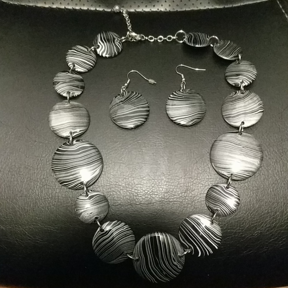 Necklace/ earrings